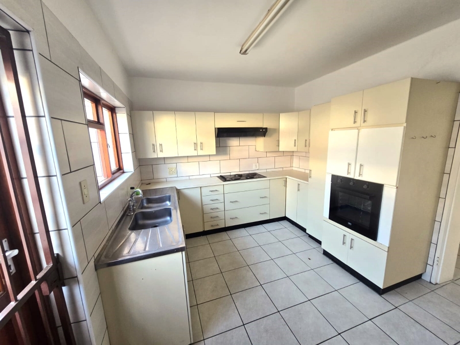 To Let 3 Bedroom Property for Rent in Esterville Western Cape